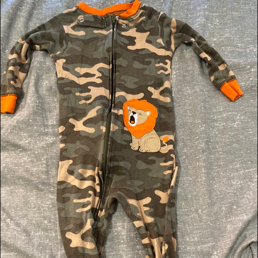 Lion/ Camouflage Footsie 🦁